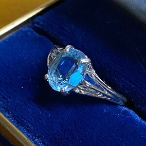 Vintage 18K HGE Blue Topaz Oval Ring | Elegant Split Shank (8.75-9)